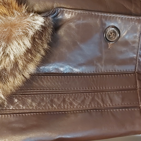 SOLD SOLD SOLD Leather trench with fur collar. Jonathan Christopher size 12 - Picture 4 of 16